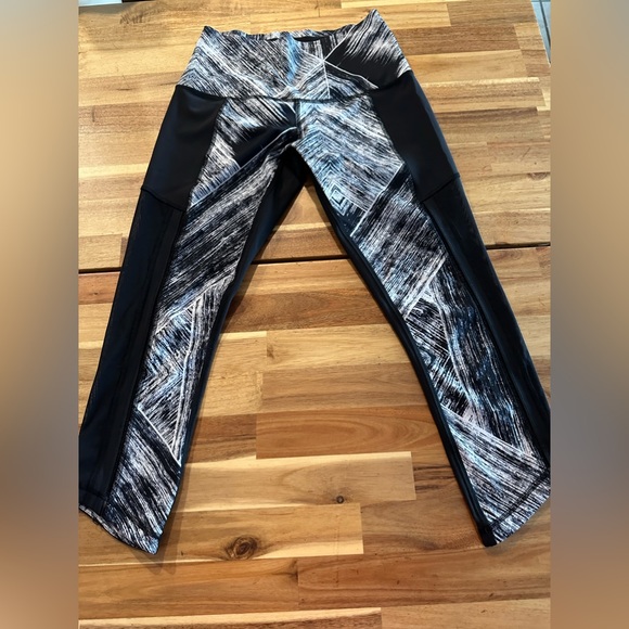 Lululemon Hot to Street Crop Heat Wave White/Black Size 6 - Picture 8 of 11